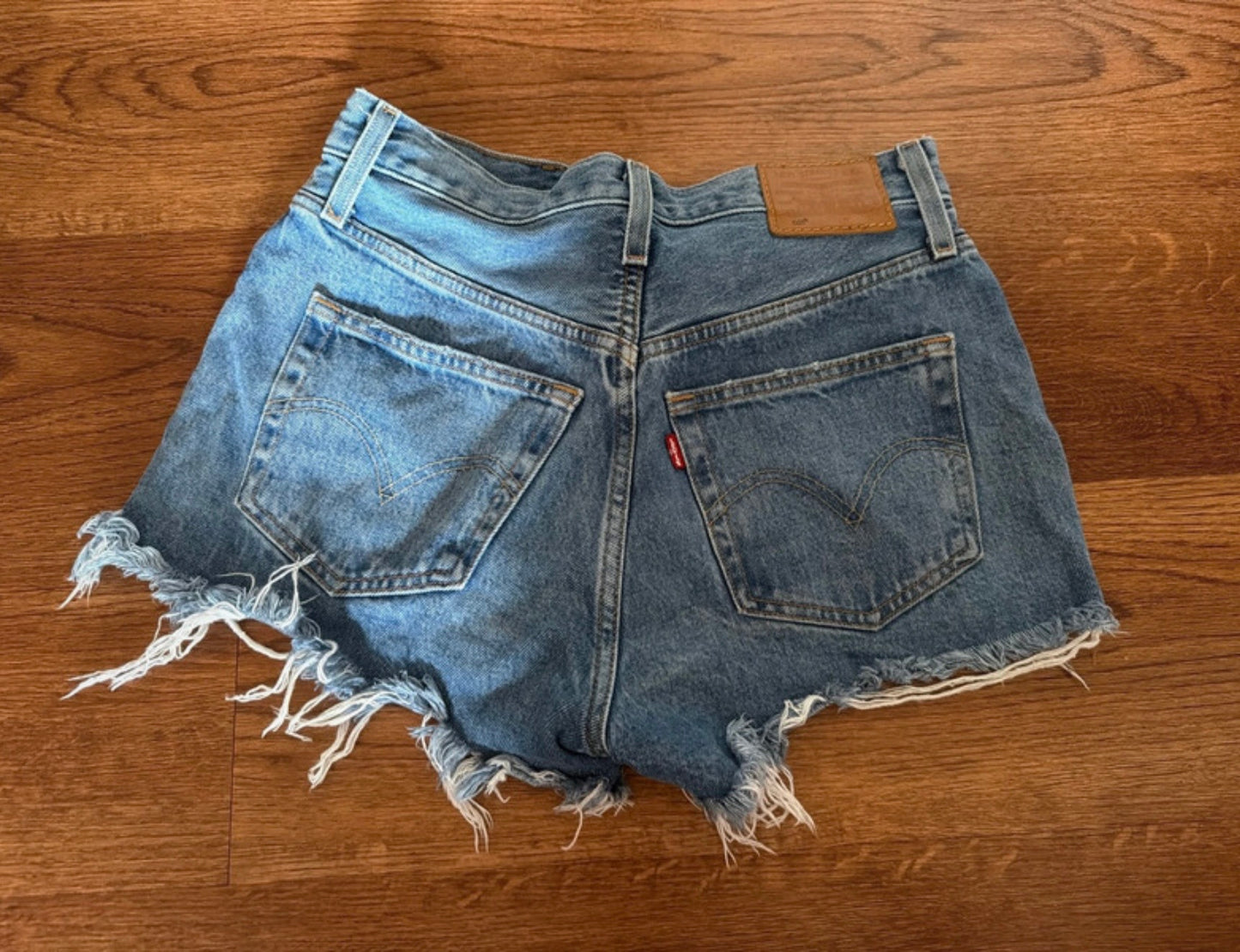 gently used Levi jean shorts size 27