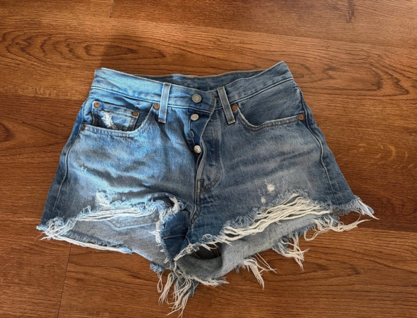 gently used Levi jean shorts size 27
